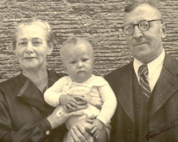 Therese und Eugen Daniel mit Enkel Gerhard Kolken