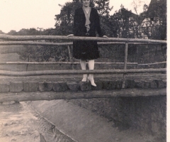 Weigand Regina auf der alten Hensbachbrücke 1950