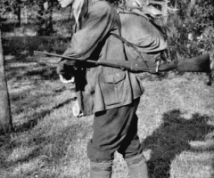 Wüst Heinrich Jäger mit Reh im Rucksack 1950