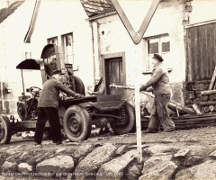 Kunkel Alois beim Holzschneiden um 1960