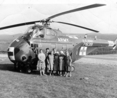 Landfrauen vor US-Hubschrauber im Neurod 1964