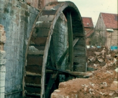 Dorfmühle 1977 Abriss 08 Mühlrad