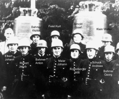 Feuerwehrmannschaft beim Aufzug der Glocken 1950