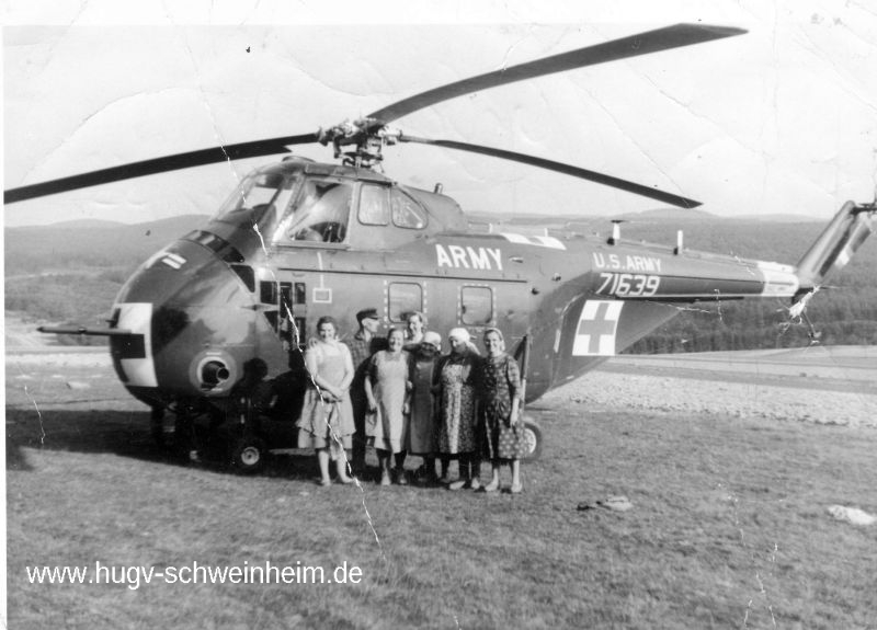 Landfrauen vor US-Hubschrauber im Neurod 1964