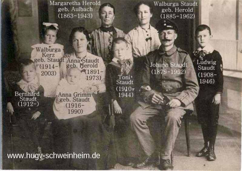 Staudt Johann mit Familie Leidersbacher Gässchen 1915
