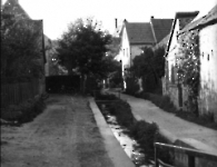 Bachstr mit Bachlauf