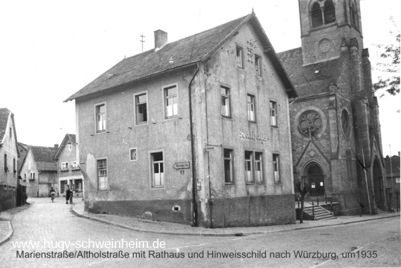 Marienstr mit Rathaus und Hinweisschild nach Würzburg 1935