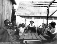 Adlerhorst Tochter Siglinde beim Zitherspiel 1953