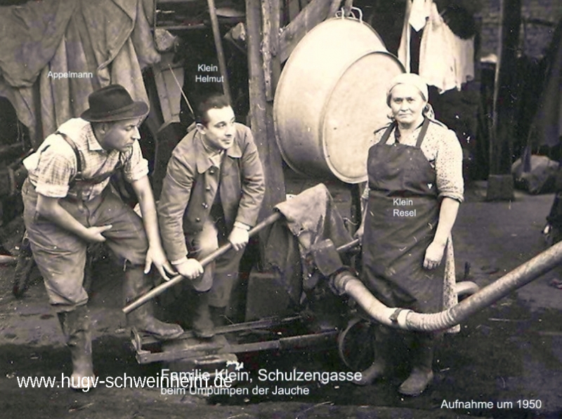 Klein Resel Schulzengasse beim Jauchepumpen 1950