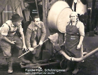 Klein Resel Schulzengasse beim Jauchepumpen 1950