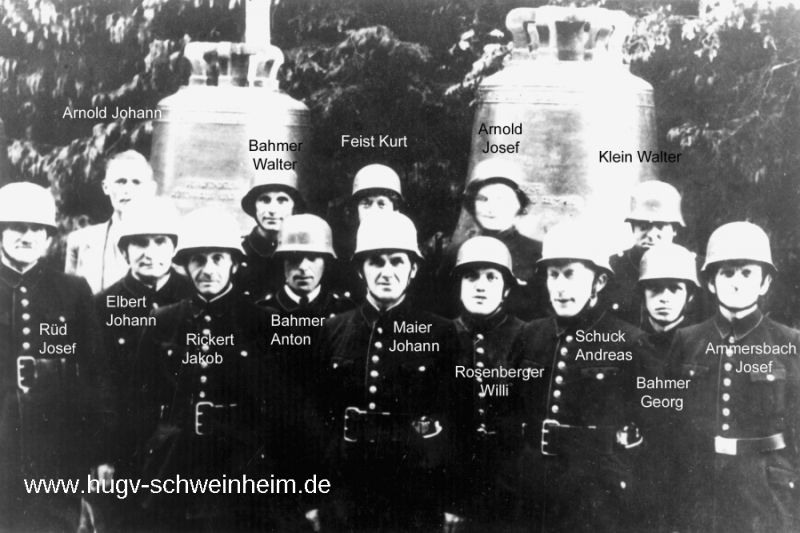 Feuerwehrmannschaft beim Aufzug der Glocken 1950