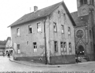 Marienstr mit Rathaus und Hinweisschild nach Würzburg 1935