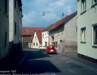 Rosenstr mit rotem VW vor Haus Blinder Anton